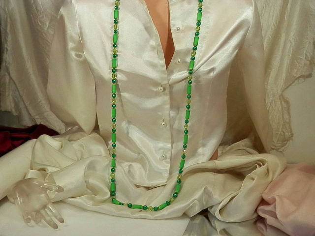 Vivid Green Porcelain & Crystal Vintage 1950s Necklace Very Pretty 257M4