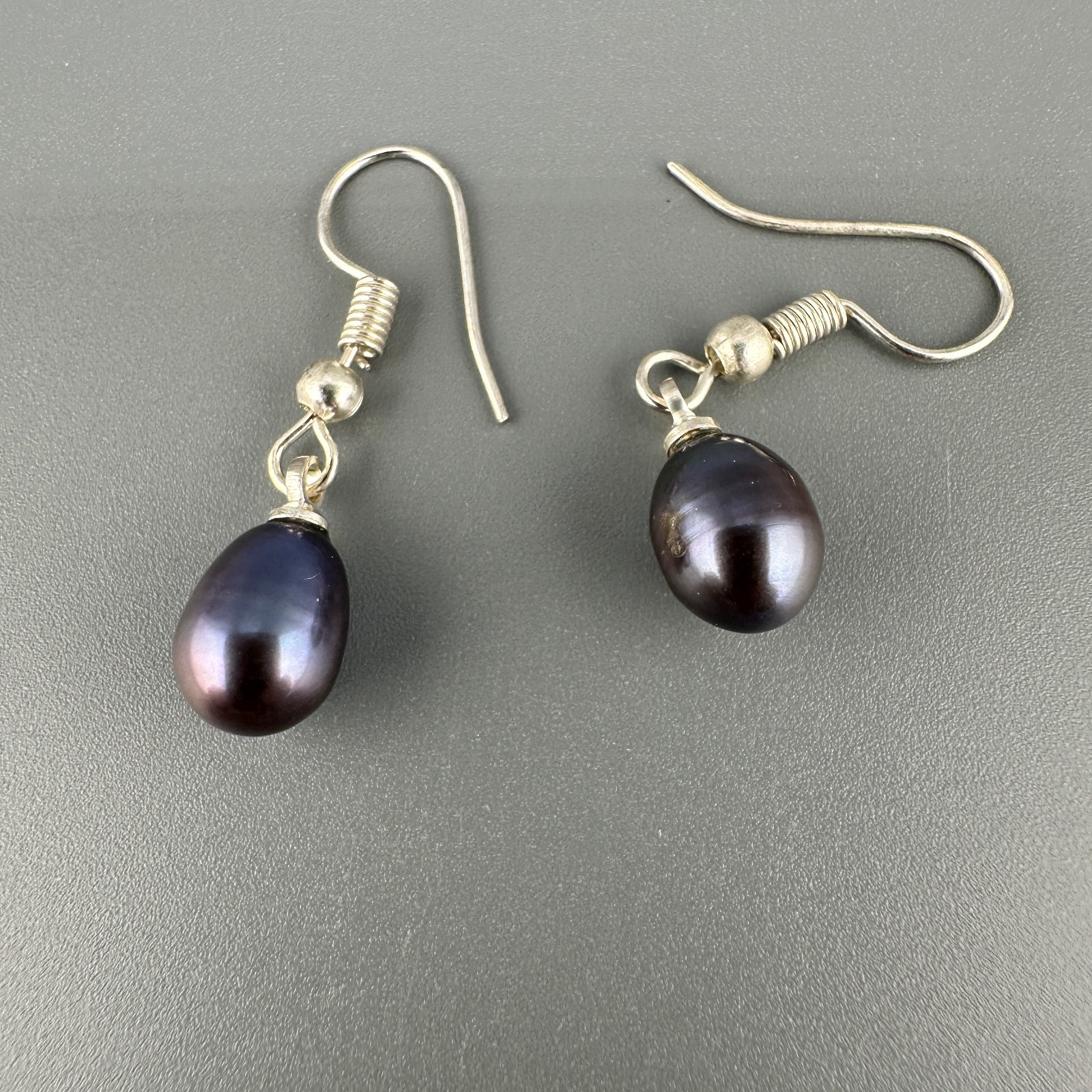 Vintage Black Tahitian Pearl Earrings Oil Slick Dangle Silvertone Purple Peacock