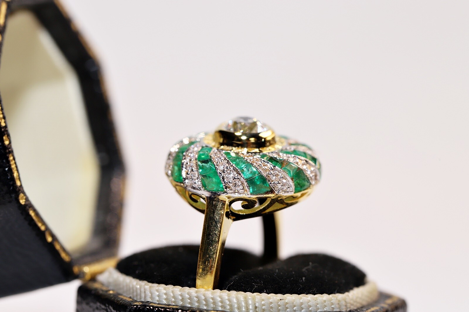 New Made 18k Gold Natural Diamond And Caliber Emerald Decorated Cocktail Ring