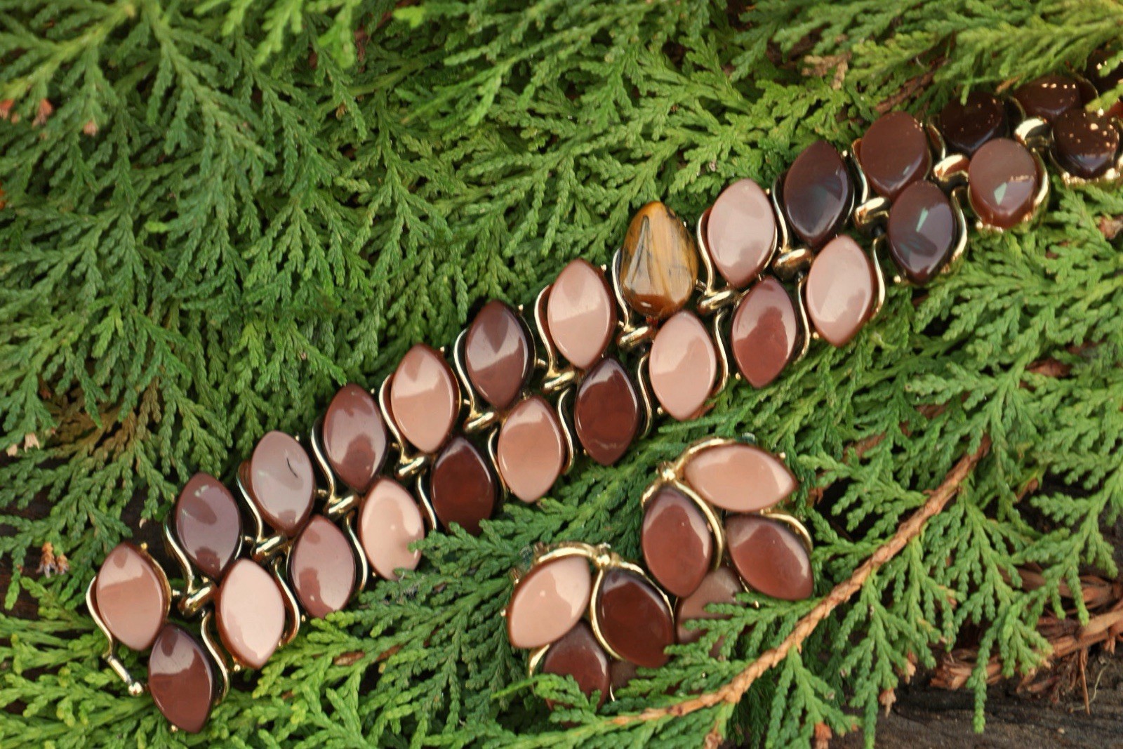 Lisner Thermoset Bracelet Earrings Set Brown Caramel Gold Tone Vintage 1950s