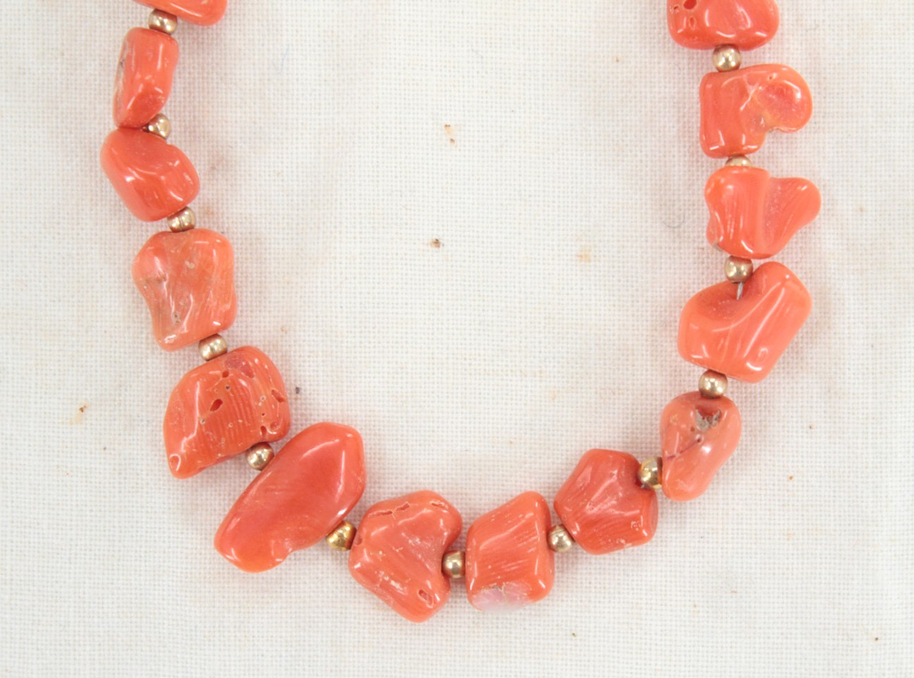 VTG Women’s Light Salmon Colored Coral Beaded Necklace 20 Inches 19 Grams
