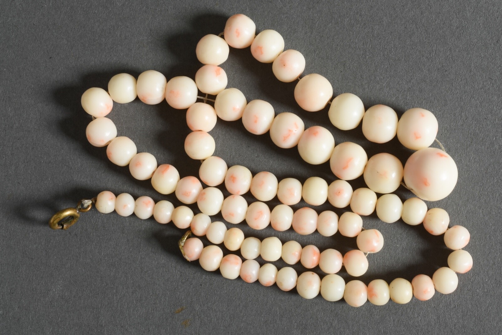 Vintage graduated Genuine Natural Angel skin Coral necklace !