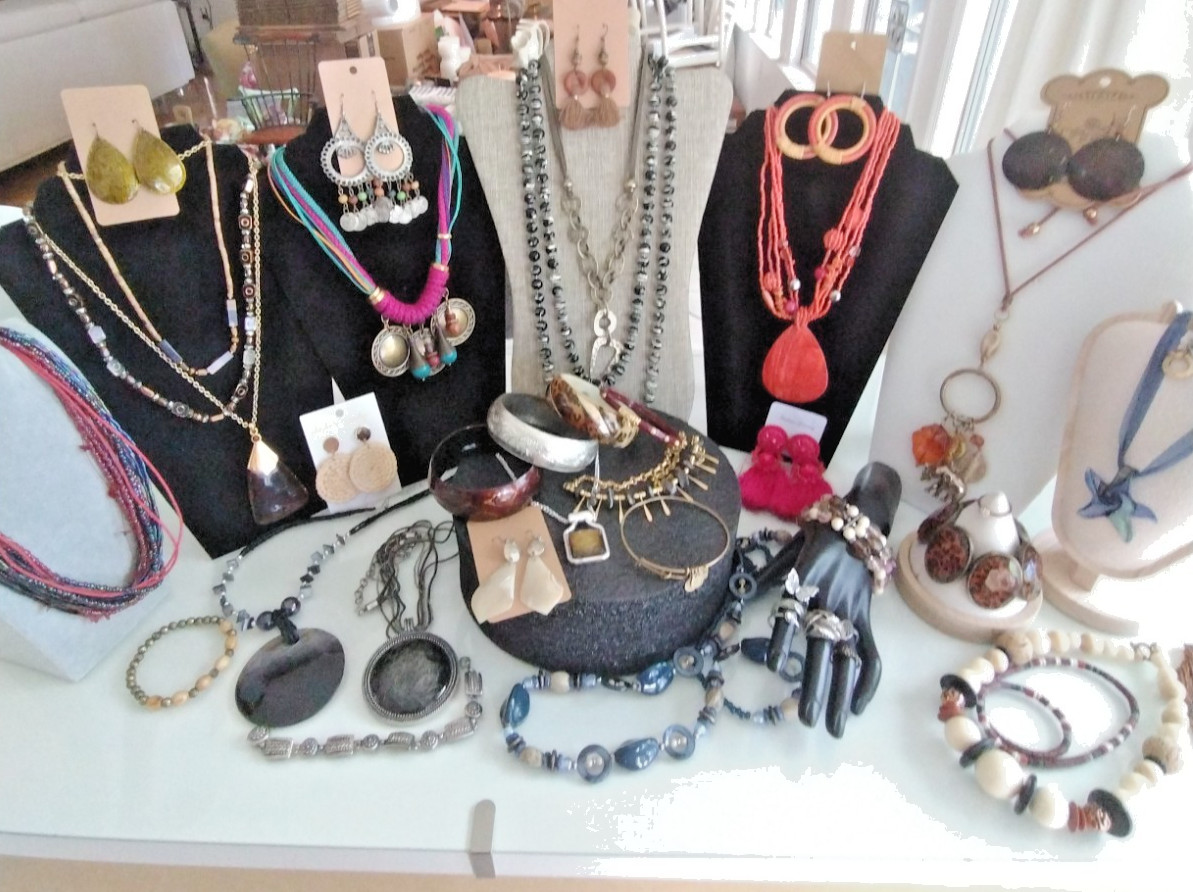 The BETTER BOHEMIAN Lot Gold & Silver Tone, Shell, Stone, Bead, 45pc Some Signed