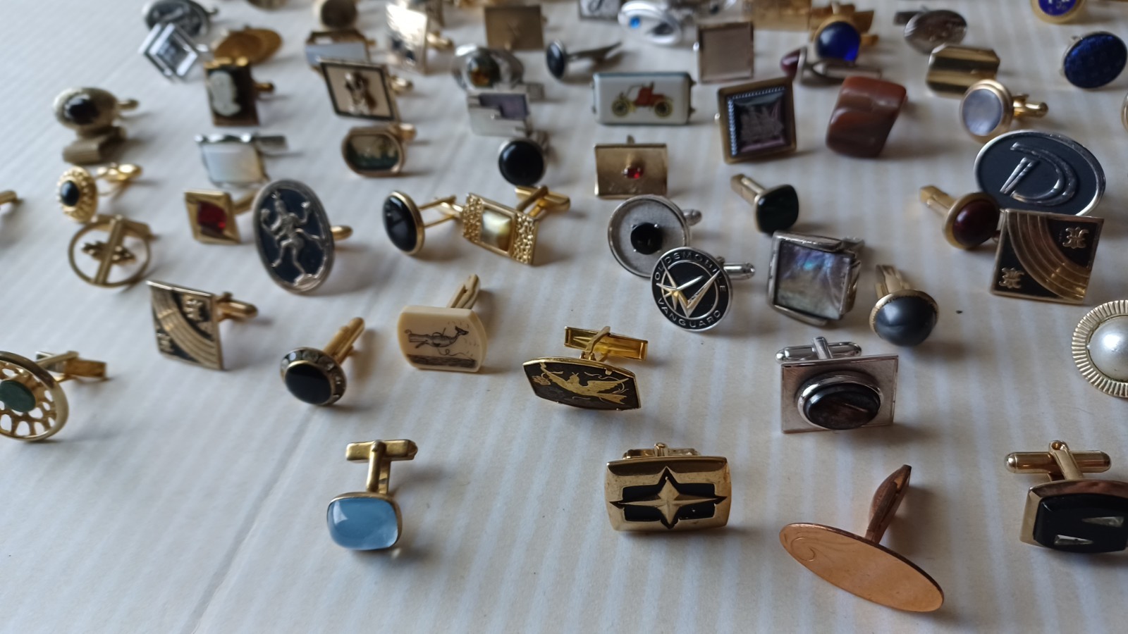 Lot 160 VTG Single Cufflinks Mixed Styles Tones Repurpose Jewelry Some Wear