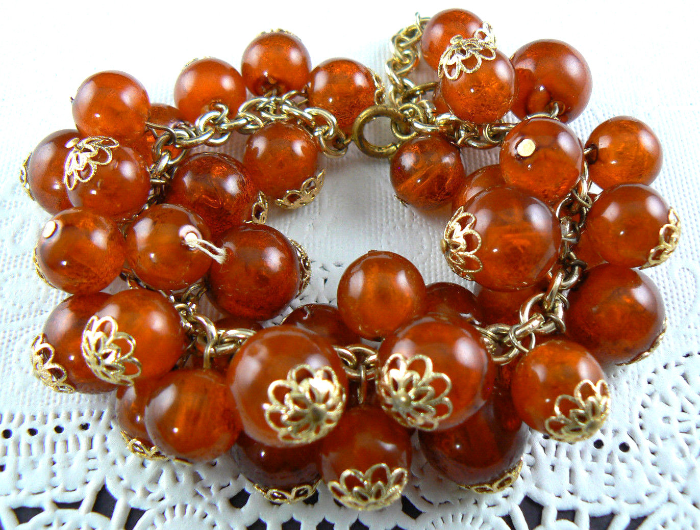 VINTAGE STYLE BRACELET BROWN WITH GOLD TONE ACENTS DANGLING BEADS (C7-24)