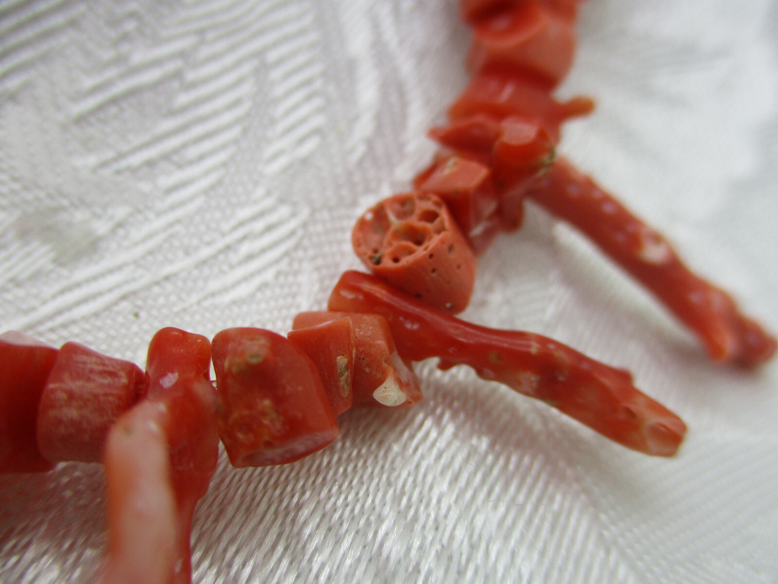 VINTAGE ESTATE JEWELRY GENUINE VARIGATED SALMON COLOR BRANCH CORAL NECKLACE