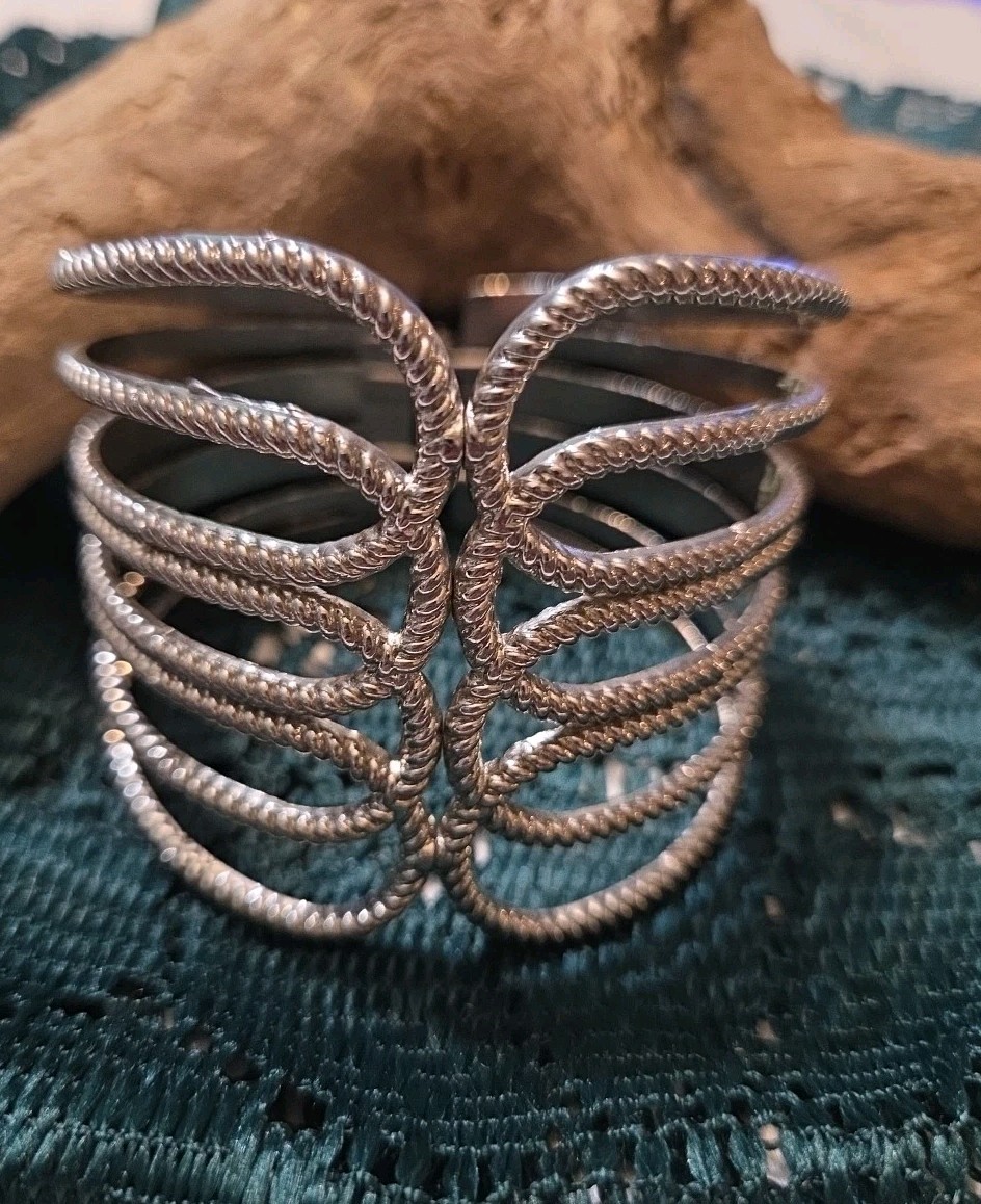 Vtg Silvertone Scalloped Front Opening Hinged Cuff Bracelet 16.51CM 6.5″ V12