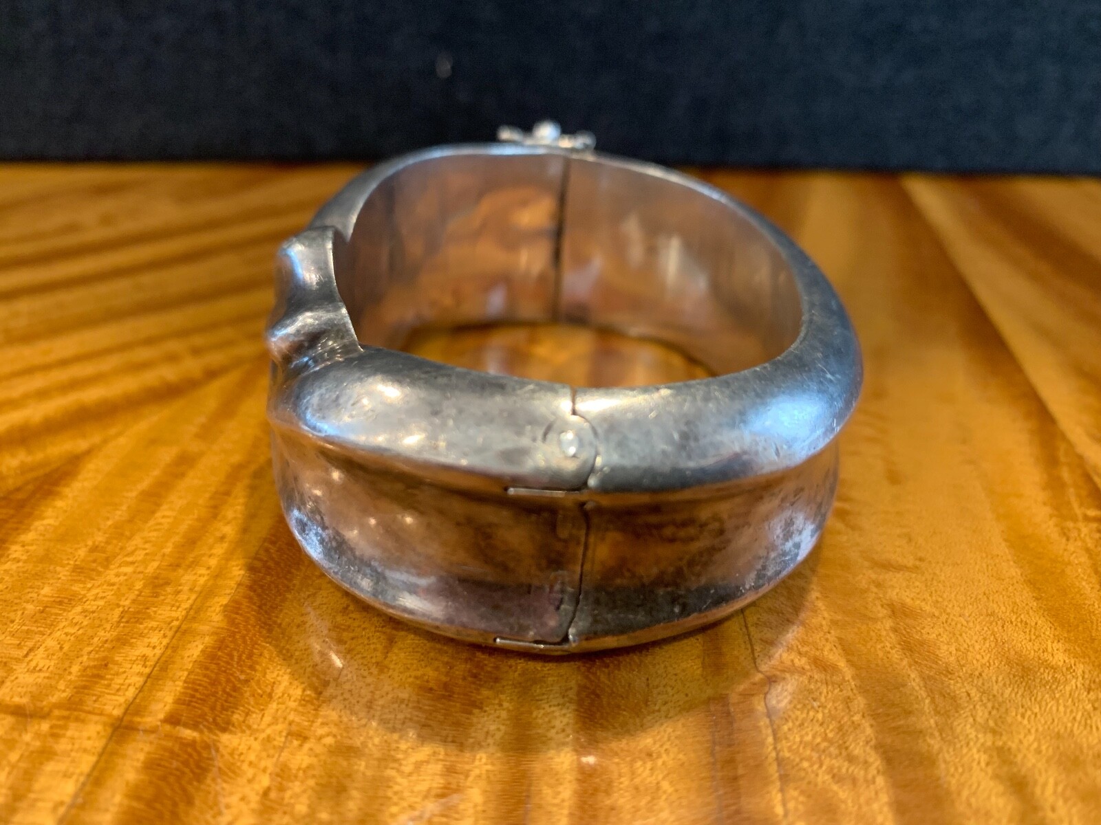 BEAUTIFUL CHUNKY STERLING SILVER SLIDE HINDGE LOCK BANGLE BRACELET W/ CLASP 69G.