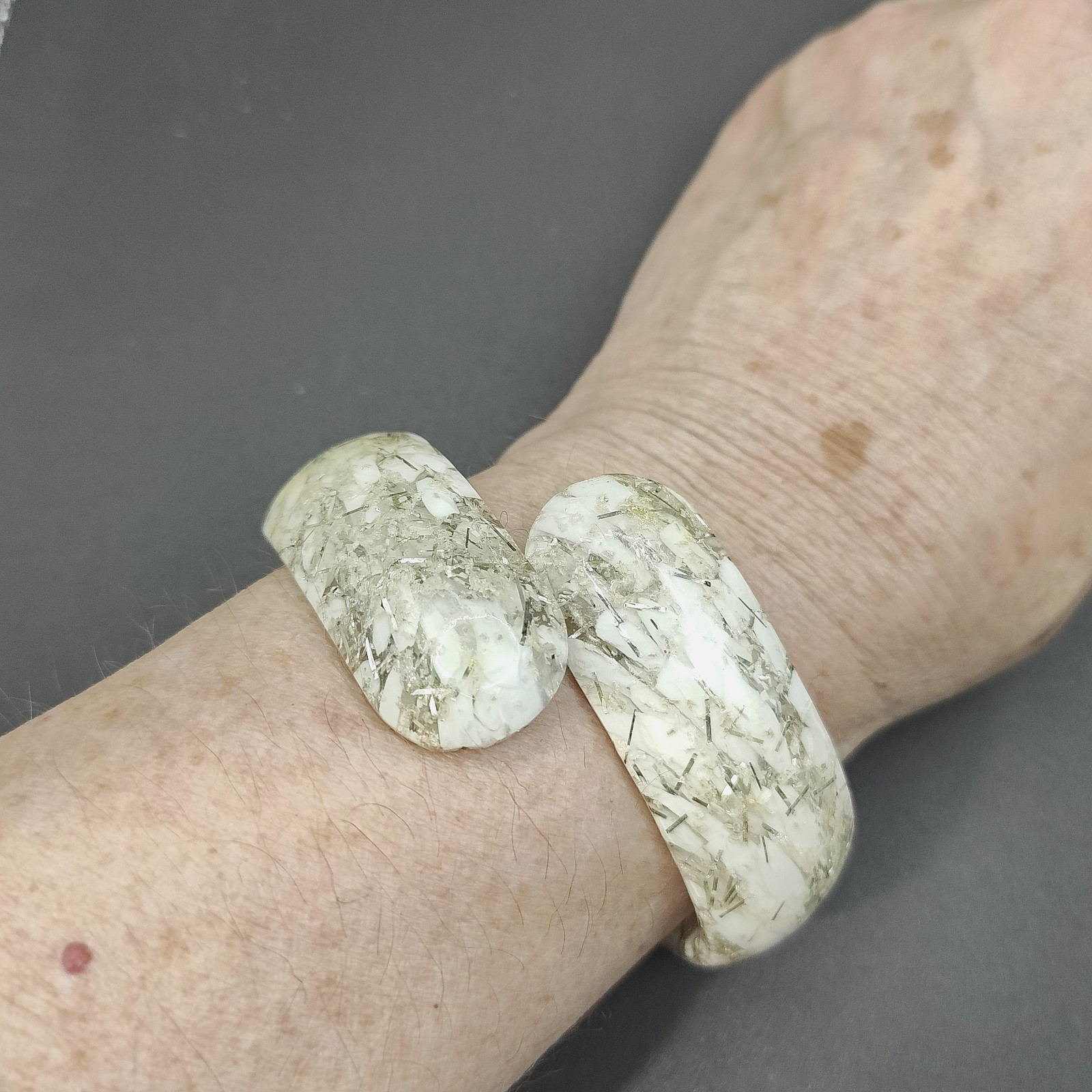 Vintage MCM 1950s Bypass Hinged Clamper Lucite Bracelet White Sparkly Confetti