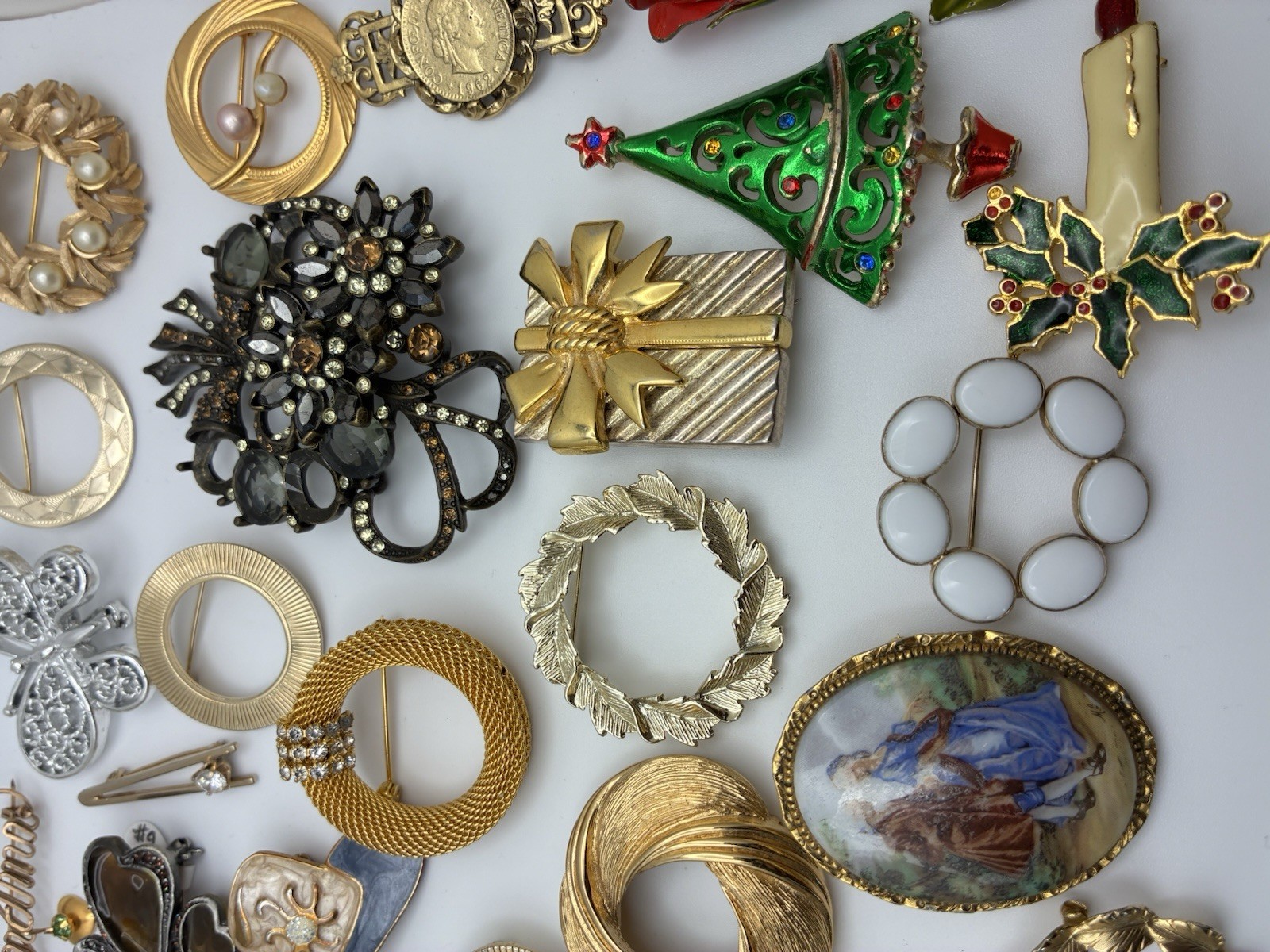 41 Piece Brooch Pin Lot Vintage Gold Signed/Unsigned 2 Missing Stones – Reseller