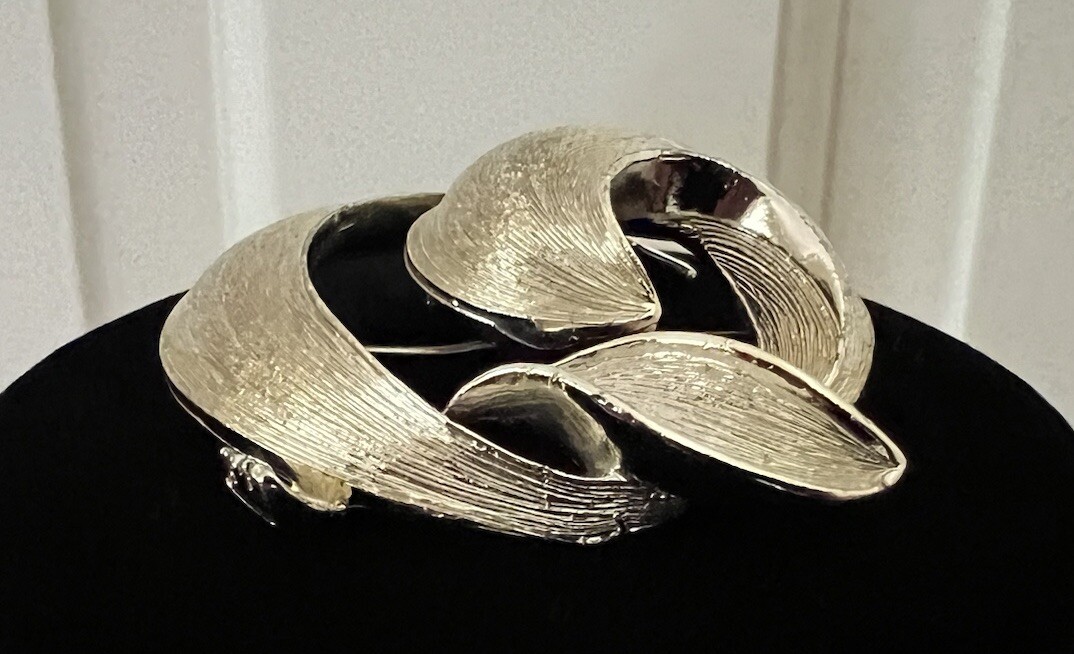 Vintage Lisner Brooch Gold Tone Geometric Swirl Ribbon Mid-Century Modern Signed