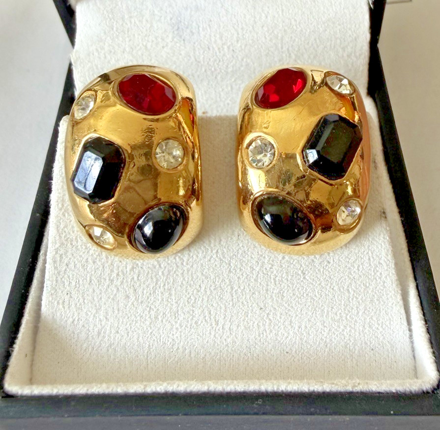CINER VTG GRIPOIX Black Red Clear Glass Cabochon Rhinestone Hoop Clip Earrings