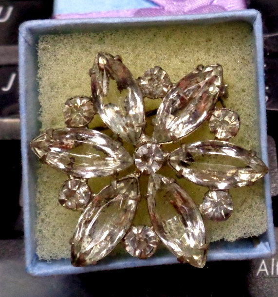 Vtg ESTATE Silvertone CLEAR Glass Prong Setting Rhinestone FLOWER Pin 1-3/8″ D
