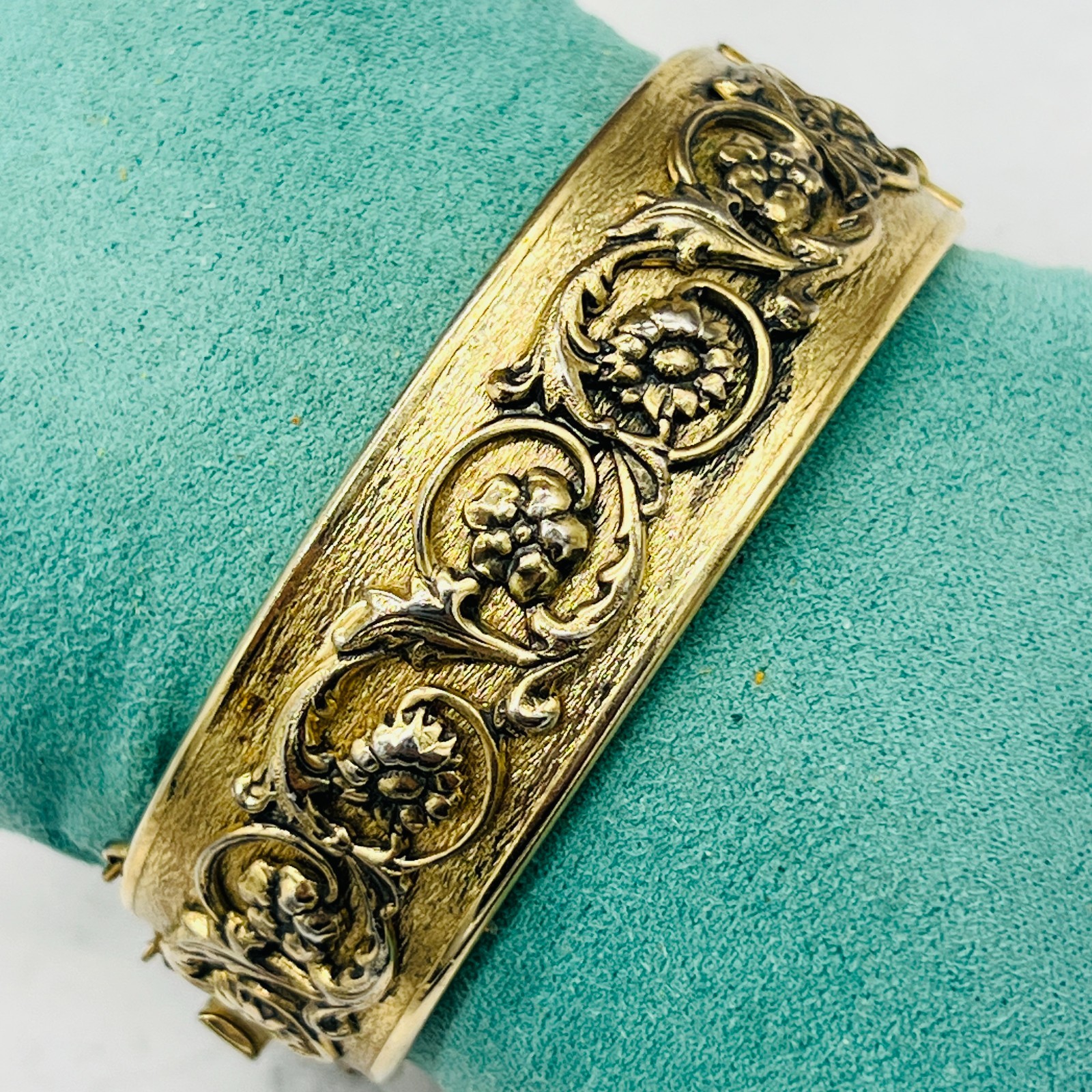 Vintage WHITING & DAVIS SWIRLED FLOWERS GOLD TONED HINGED 7″ BRACELET 1971