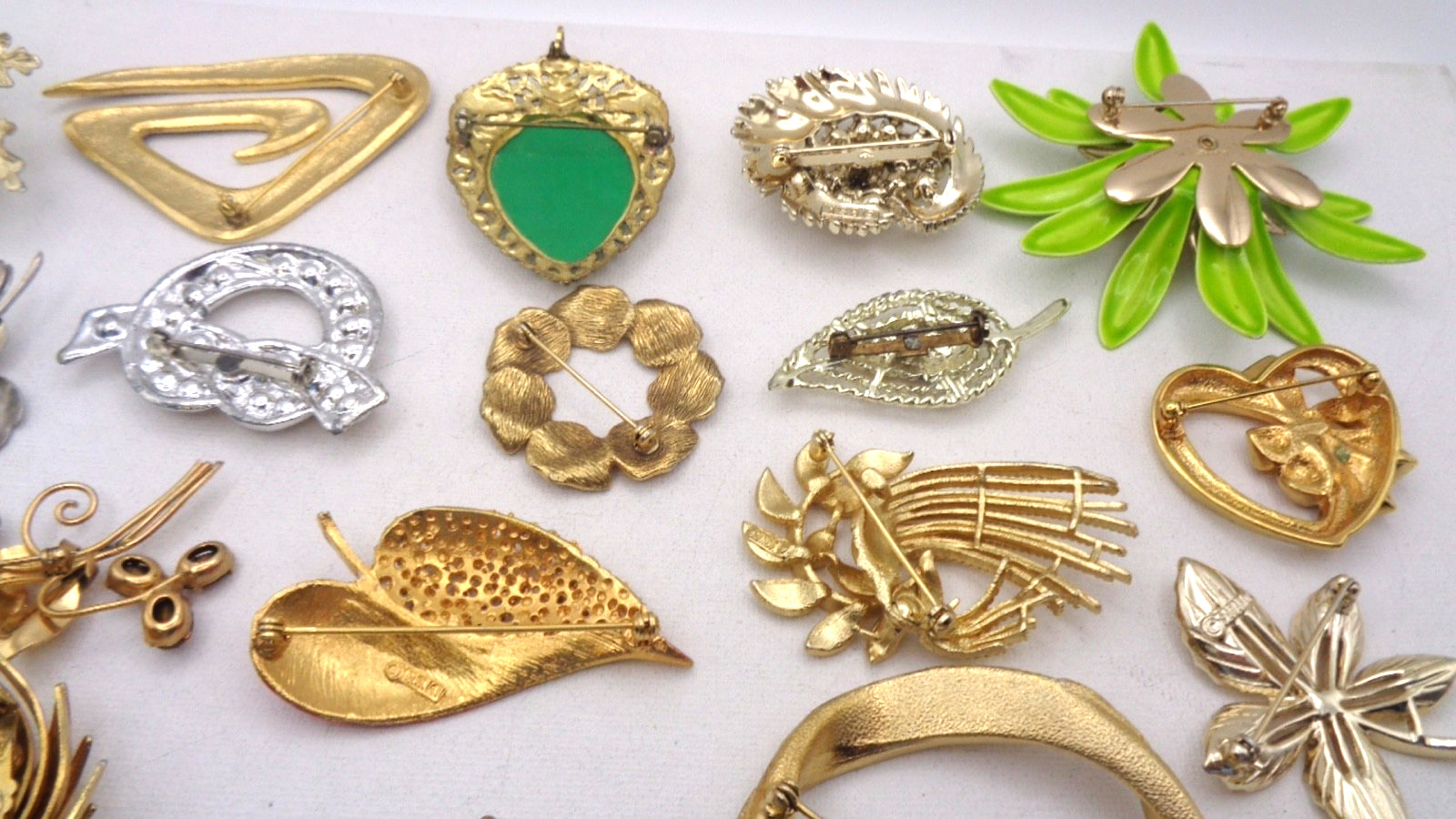 25 Vintage Cabochon Crystal Enamel Faux Pearl Rhinestone Flower Leaf Brooch Lot