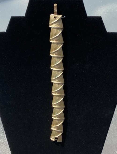 Vintage Trifari Gold Tone Ribbon Bracelet Unique