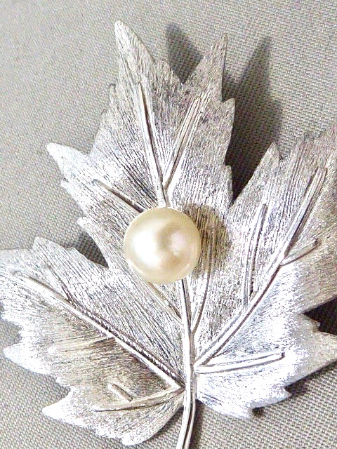 MIKIMOTO SIGNED VINTAGE BRIGHT CLEAN 6.5 MM CULTURED AKOYA PEARLS STERLING PIN