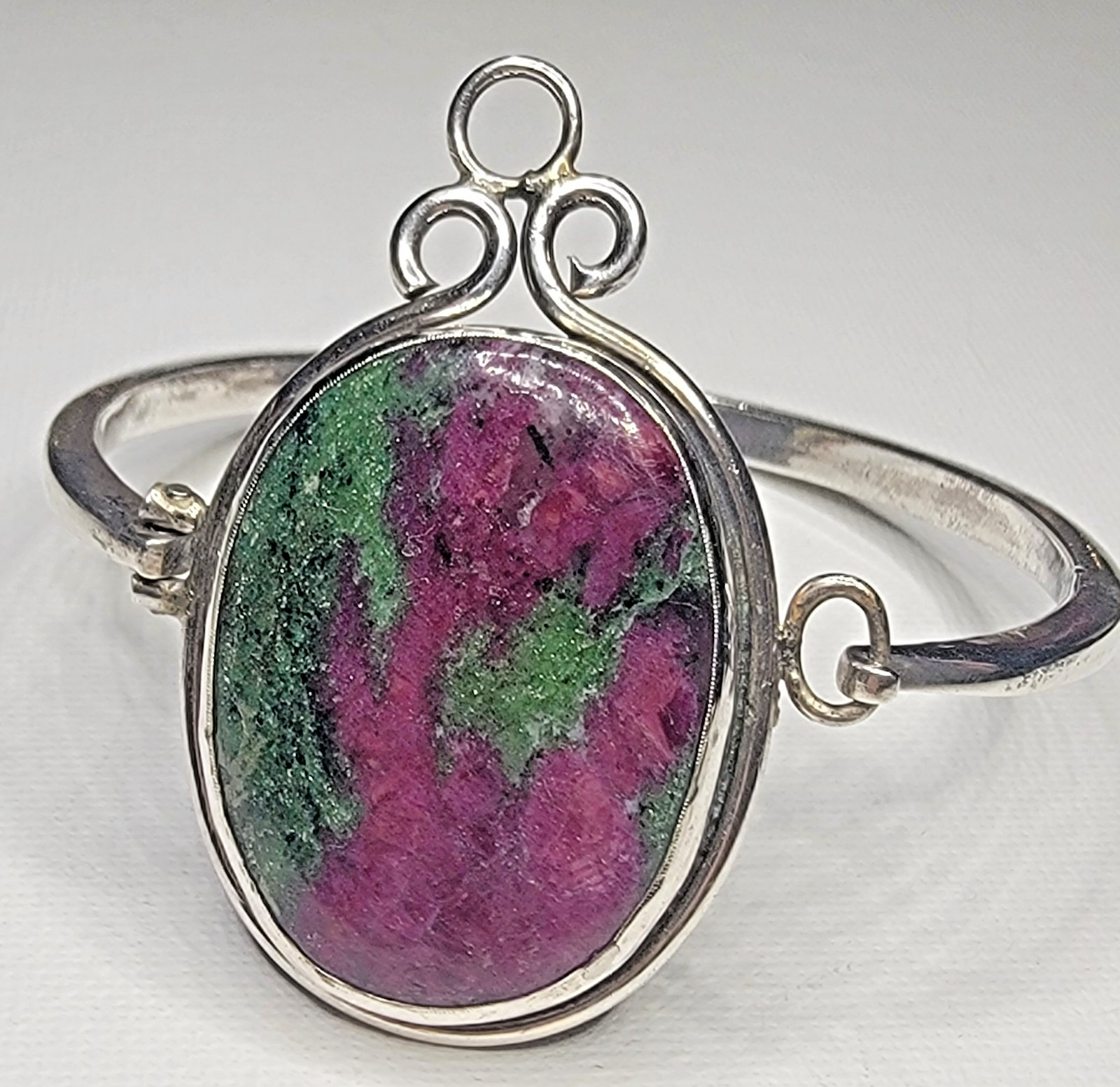 VTG Estate Piece Large RUBY ZOISITE Oval Cab Silver Latch Bangle BRACELET 44g