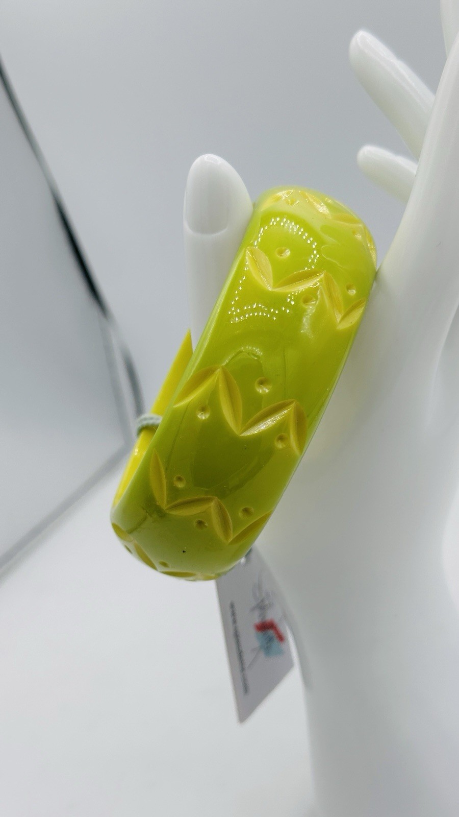 Splendette Wide Lime Green Carved Duchess Bangle Bracelet Fakelite Retro Resin