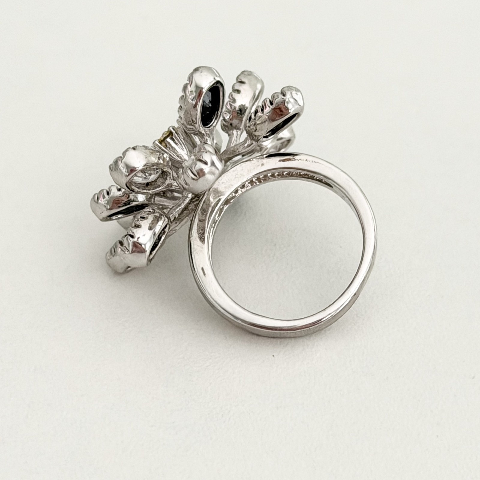 Vintage Glass Rhinestone White & Black Flower Sparkly Cluster Ring Size 6