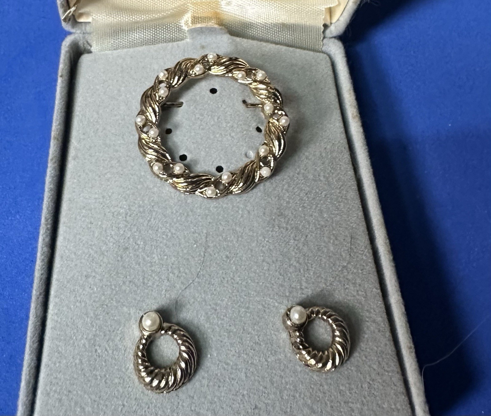 NIB Vintage Tacoa Pearl Filigree Brooch/Pin & Earrings Jewelry Set