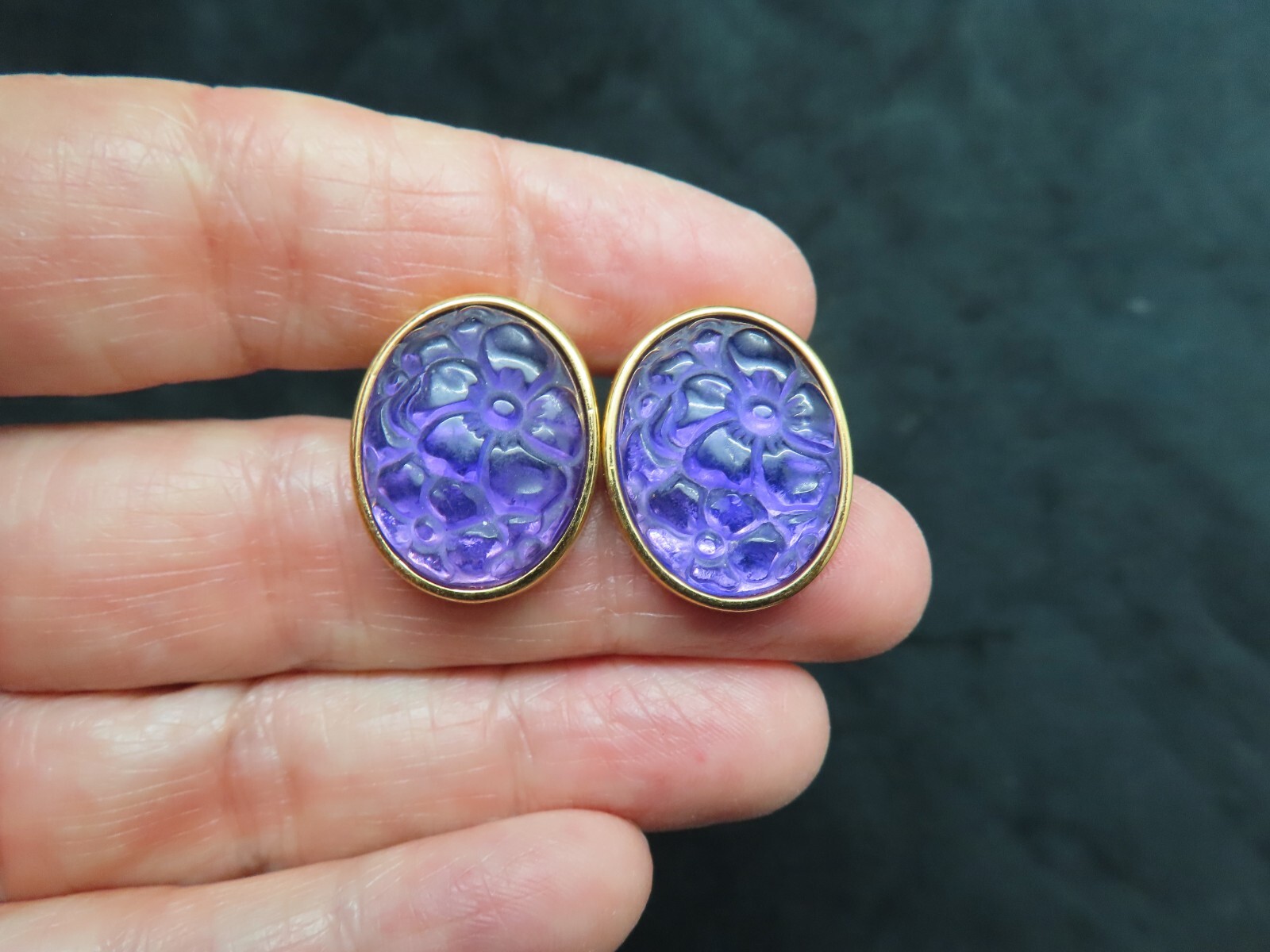 Vintage 1989 AVON Molded Flower Gold Tone Pierced Earrings