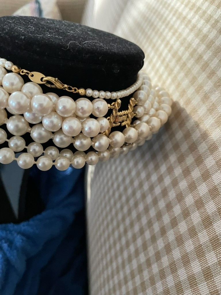 Lot 4 pieces Jewelry Unbranded + Avon Costume Pearl Necklaces–strands drops