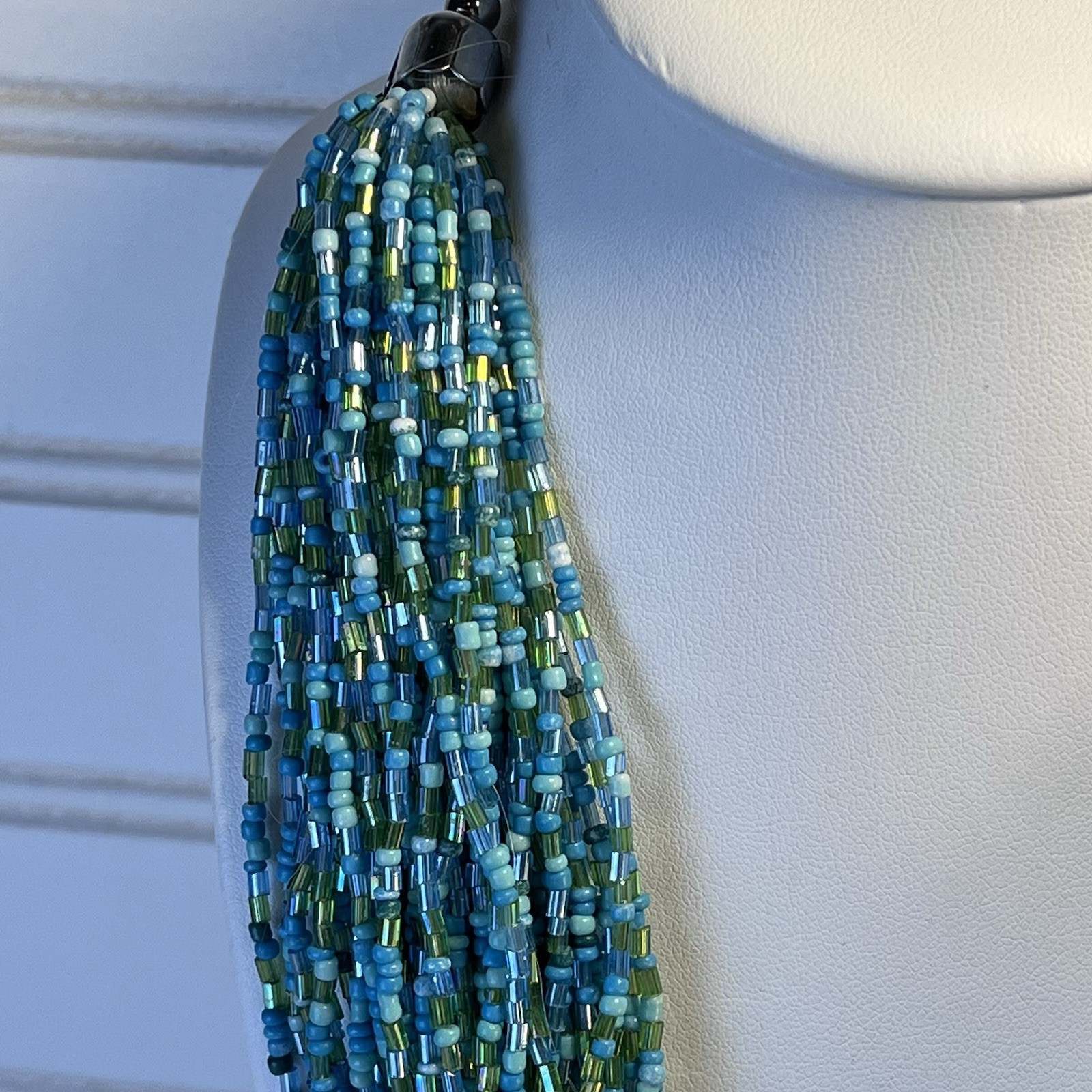 Vtg 19” Multistrand Seed Bead Necklace – Ocean Blue Green Tones – Silver Tone