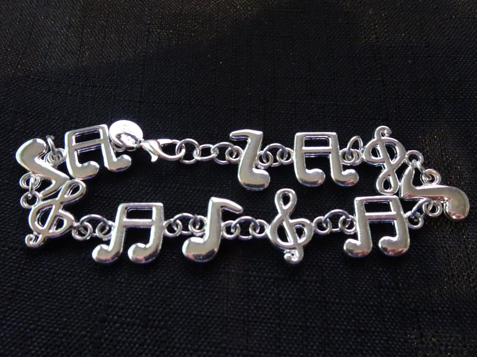 # 484–MUSICL NOTES STERLING SILVER CHARM BRACELET–925–VERY NICE