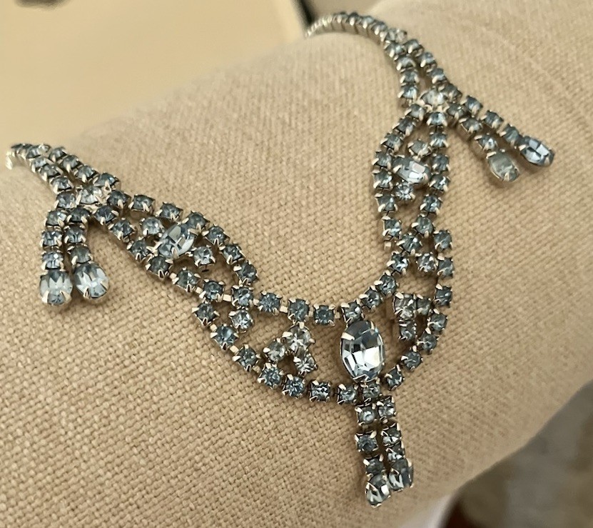 Vintage Weiss Unsigned Light Ice Blue Crystal Silver Chandelier Collar Necklace
