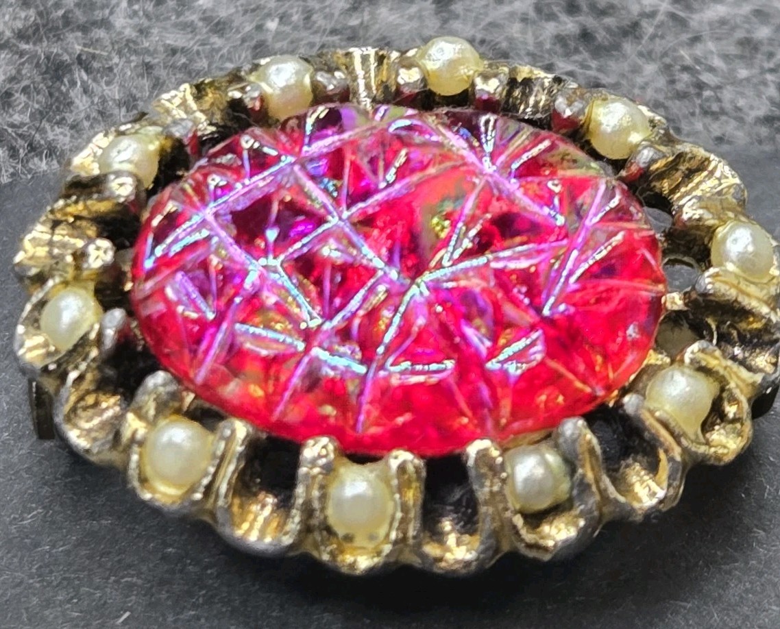 Vintage Pink Red Iridescent Seed Bead Gold Tone Brooch Pin 1″x¾”