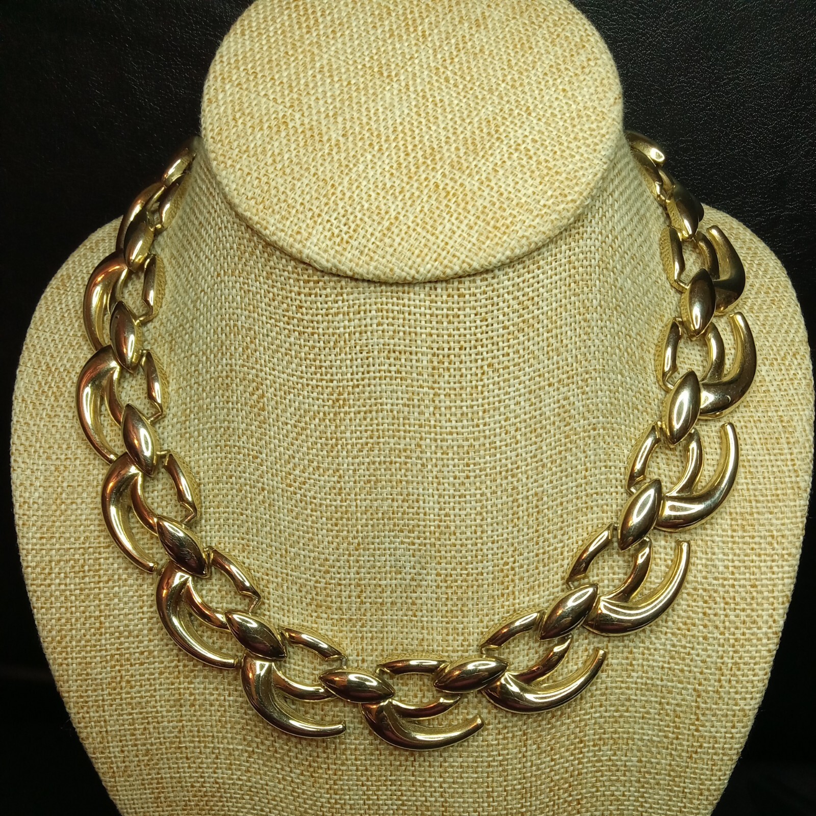 Vintage Jewelry Signed WM Gold Tone Link Necklace. 3709