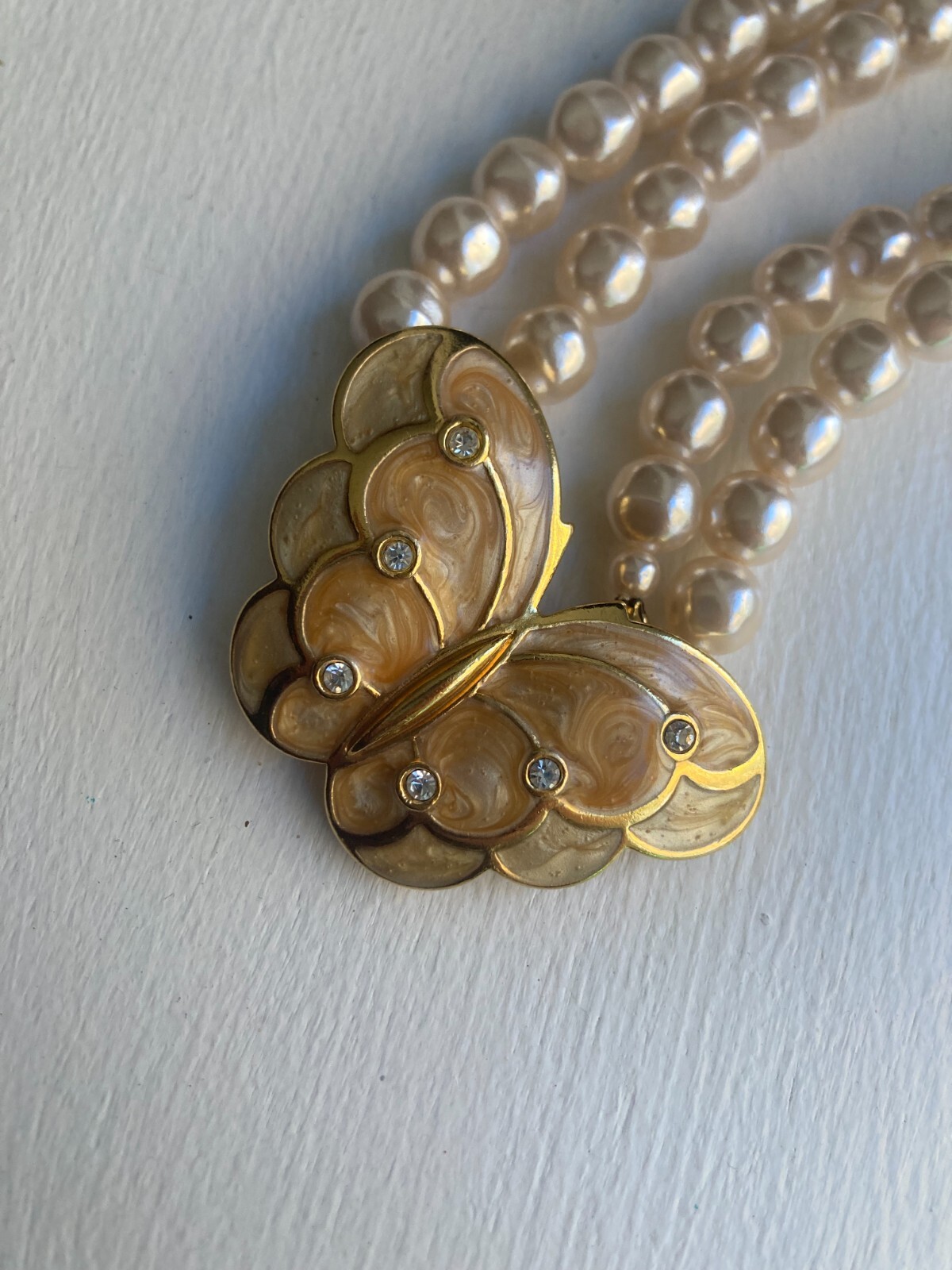 VINTAGE SIGNED K.J.L. FOR AVON FAUX PEARLS WITH ENAMEL BUTTERFLY 18″ NECKLACE