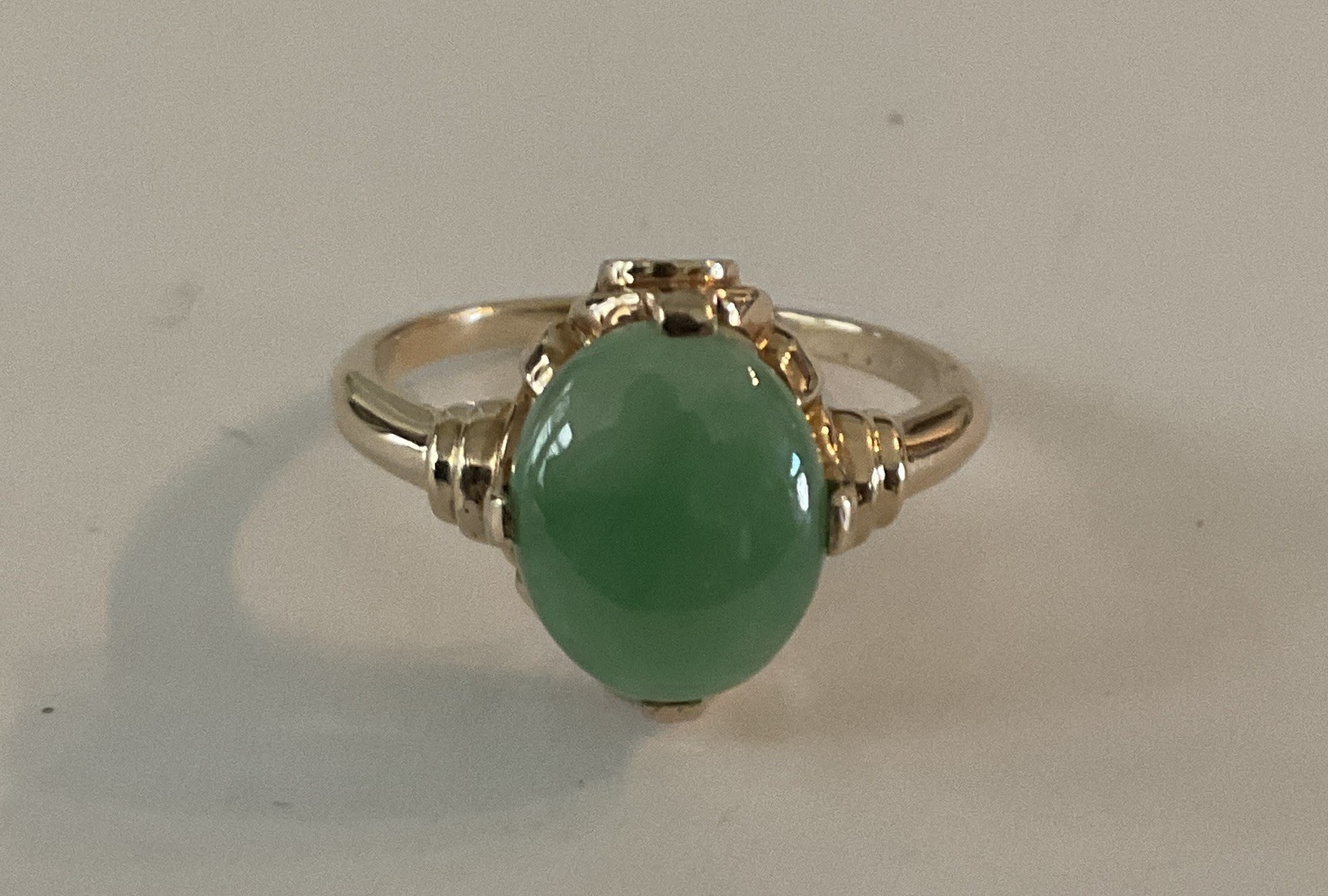 Vintage 14K Yellow Gold 9.5mm Light Green Jade Jadeite Ring 2.63 gr Size 5 1/2