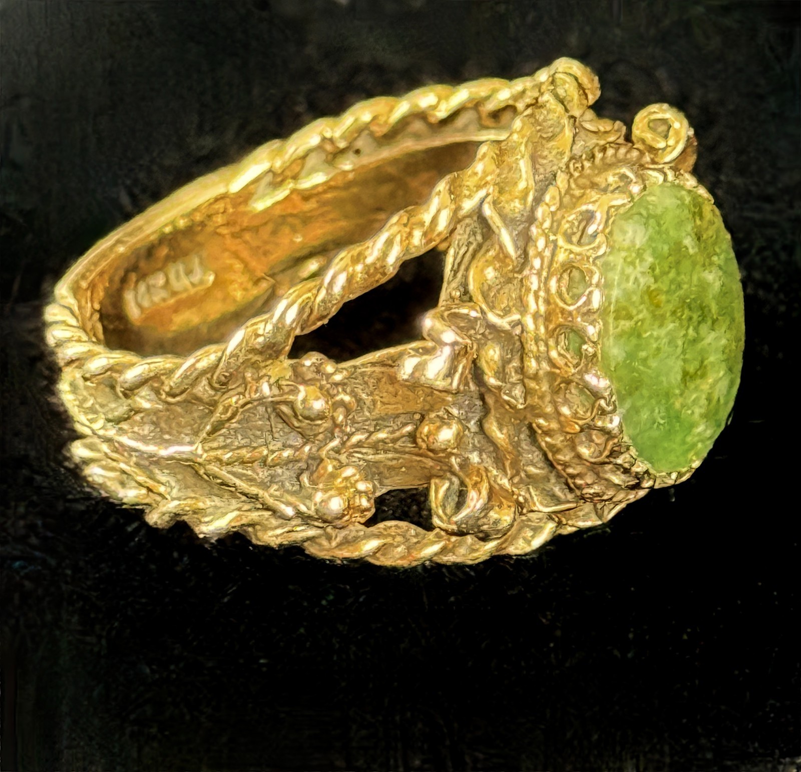 Vintage 1970s Brutalist Etruscan 14K Gold Oval Jade Ring 5-6 Twisted Rope Border