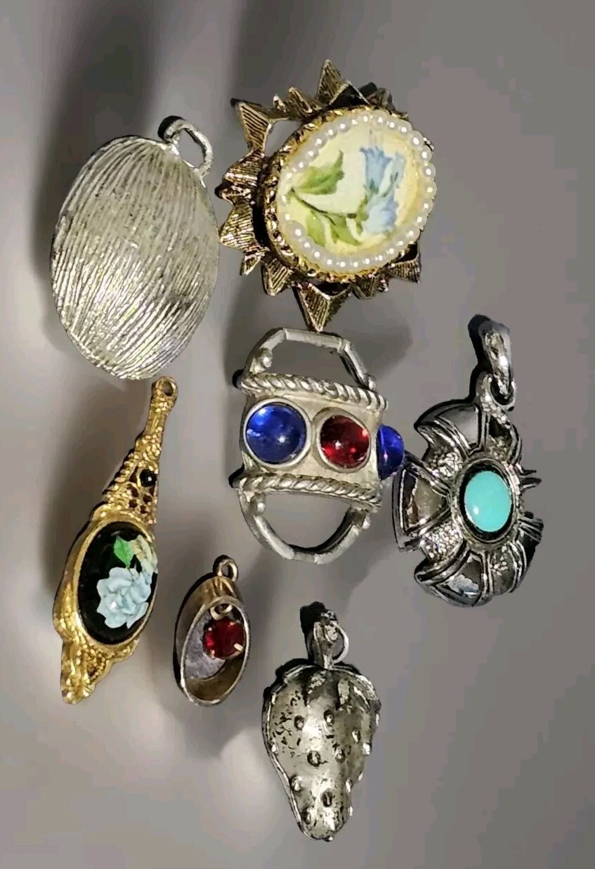 10 Costume Jewelry Mix Metal Gold And Silvertone Pendant Lot Unmarked