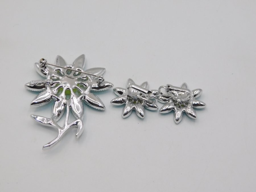 B123-VINTAGE PIN/CLIP EARRING SET~DAISY TIME~SARAH COVENTRY~1971~PRETTY!