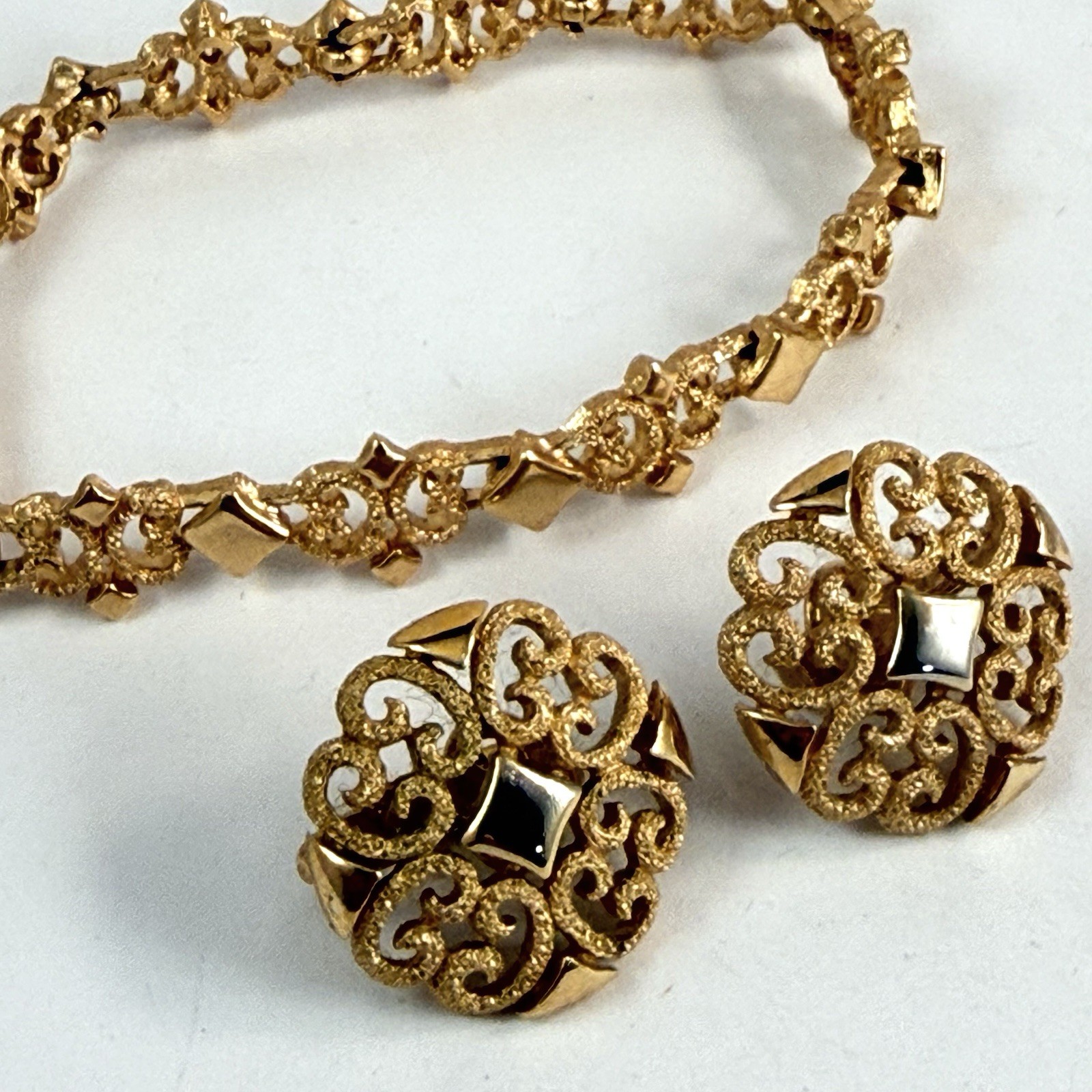 Vintage AVON 1971 Precious Pretenders Clip on Earrings & Bracelet 7.25″