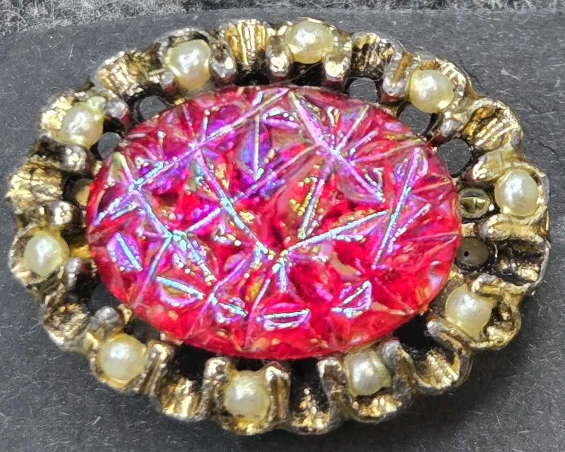 Vintage Pink Red Iridescent Seed Bead Gold Tone Brooch Pin 1″x¾”