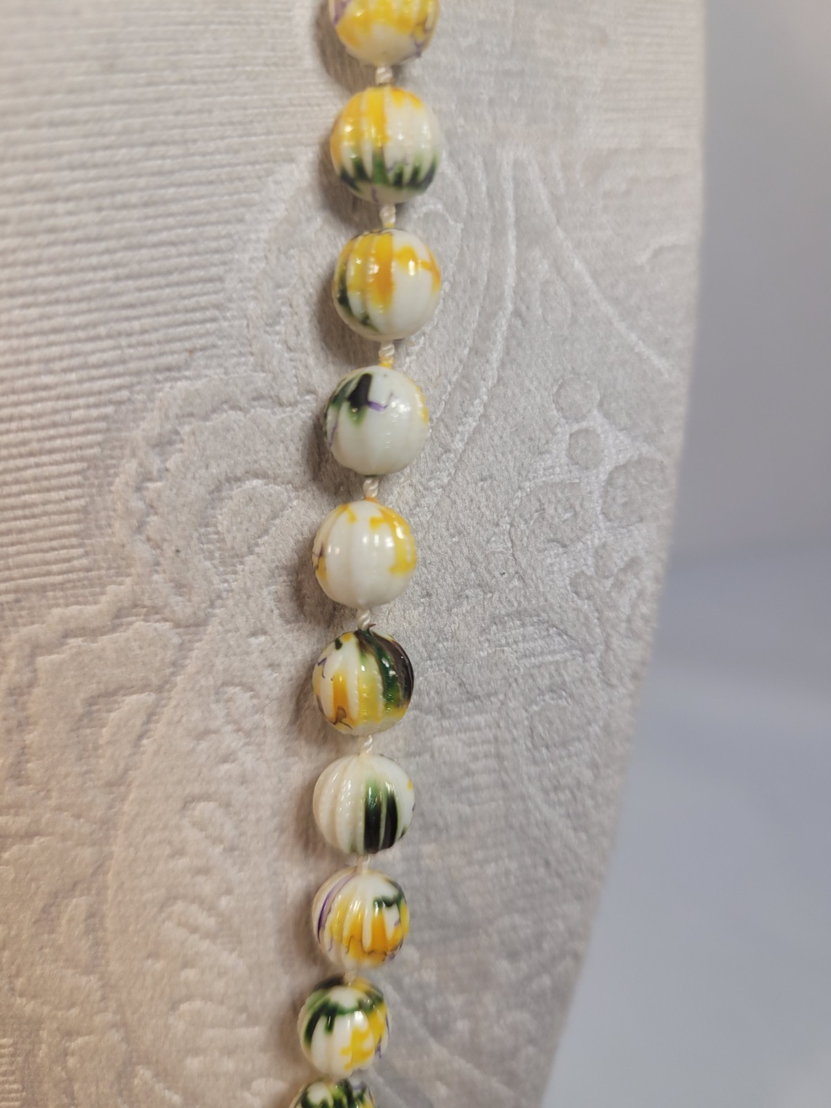 Vintage Yellow Green Purple White Ribbed Beaded Necklace (T)