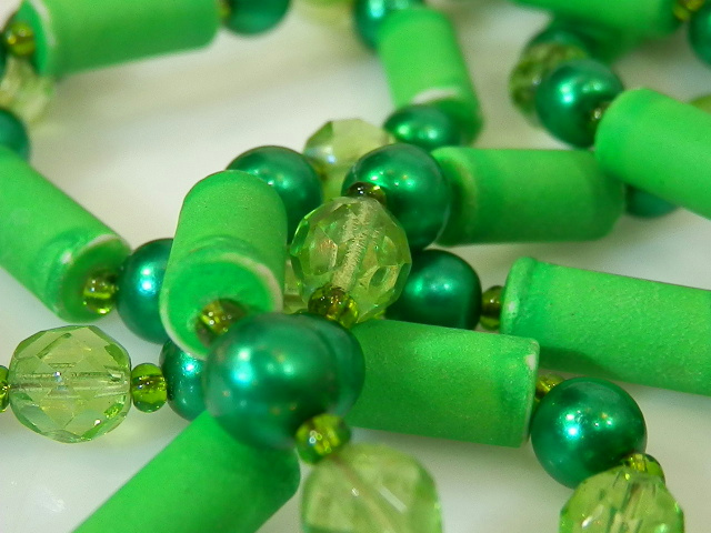 Vivid Green Porcelain & Crystal Vintage 1950s Necklace Very Pretty 257M4