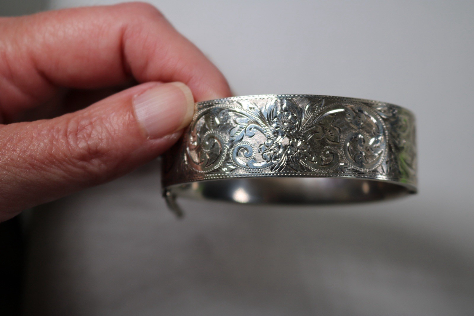 English Sterling Silver Hinged Bangle 1935 Chester England Etched Hallmarked