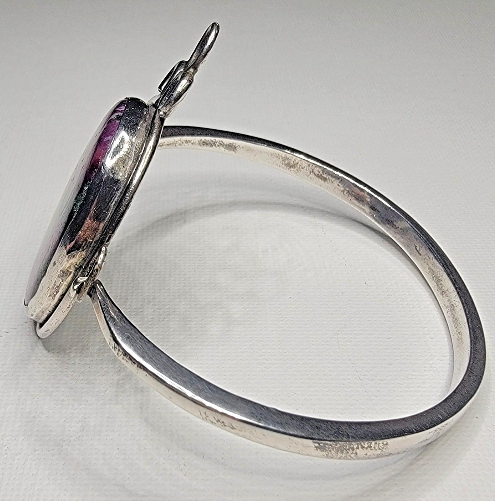 VTG Estate Piece Large RUBY ZOISITE Oval Cab Silver Latch Bangle BRACELET 44g