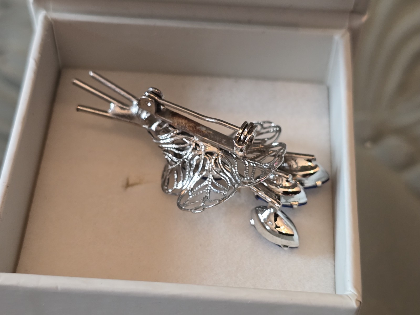 BLUE RHINESTONES MARQUISE SHAPED FILIGREE SILVER-TONE FLORAL BOUQUET PIN BROOCH