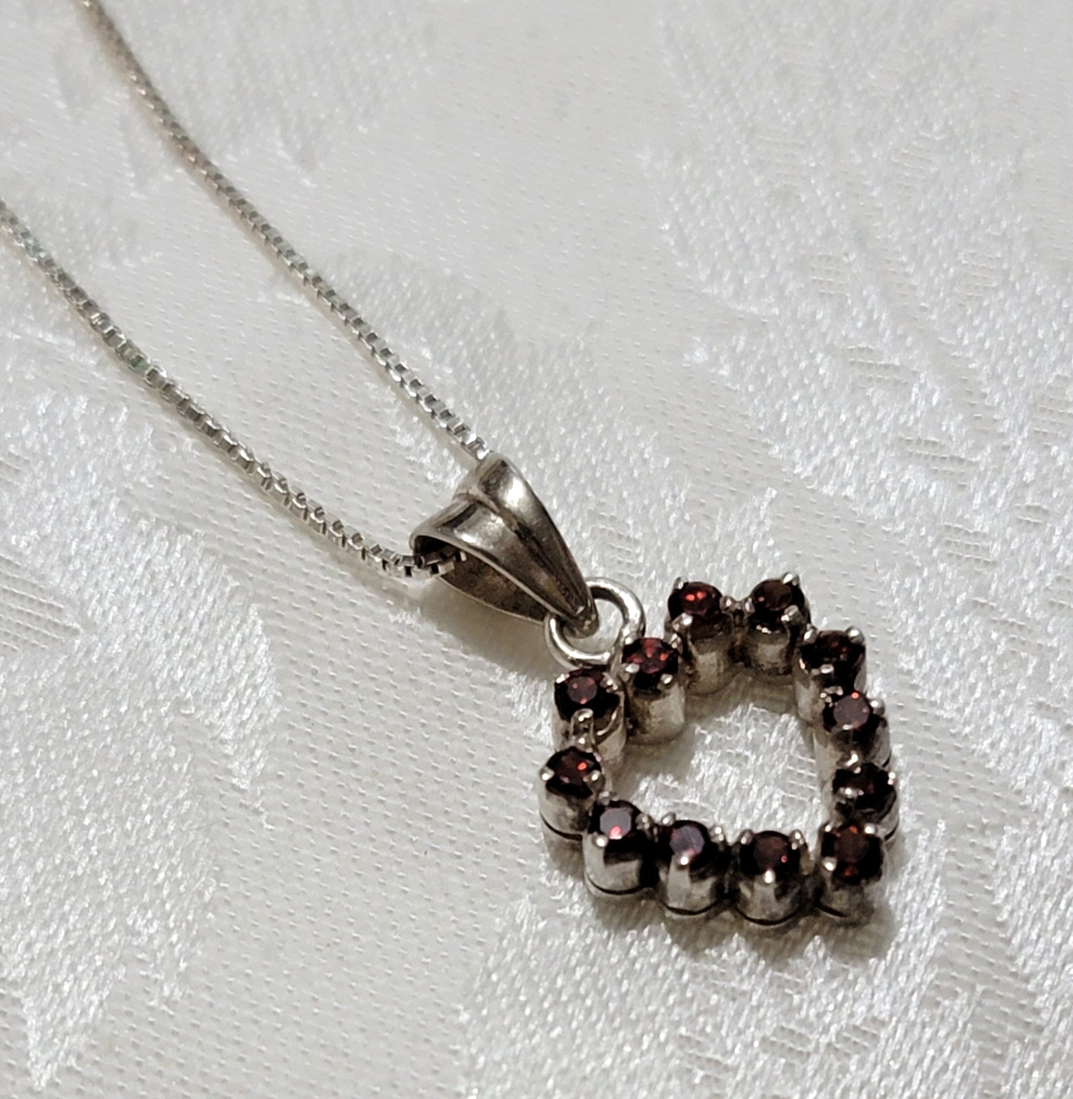 VTG 925 HEART PENDENT CLEAR RED STONES OUTLINE W/ 925 ITALY 20″ CHAIN NECKLACE