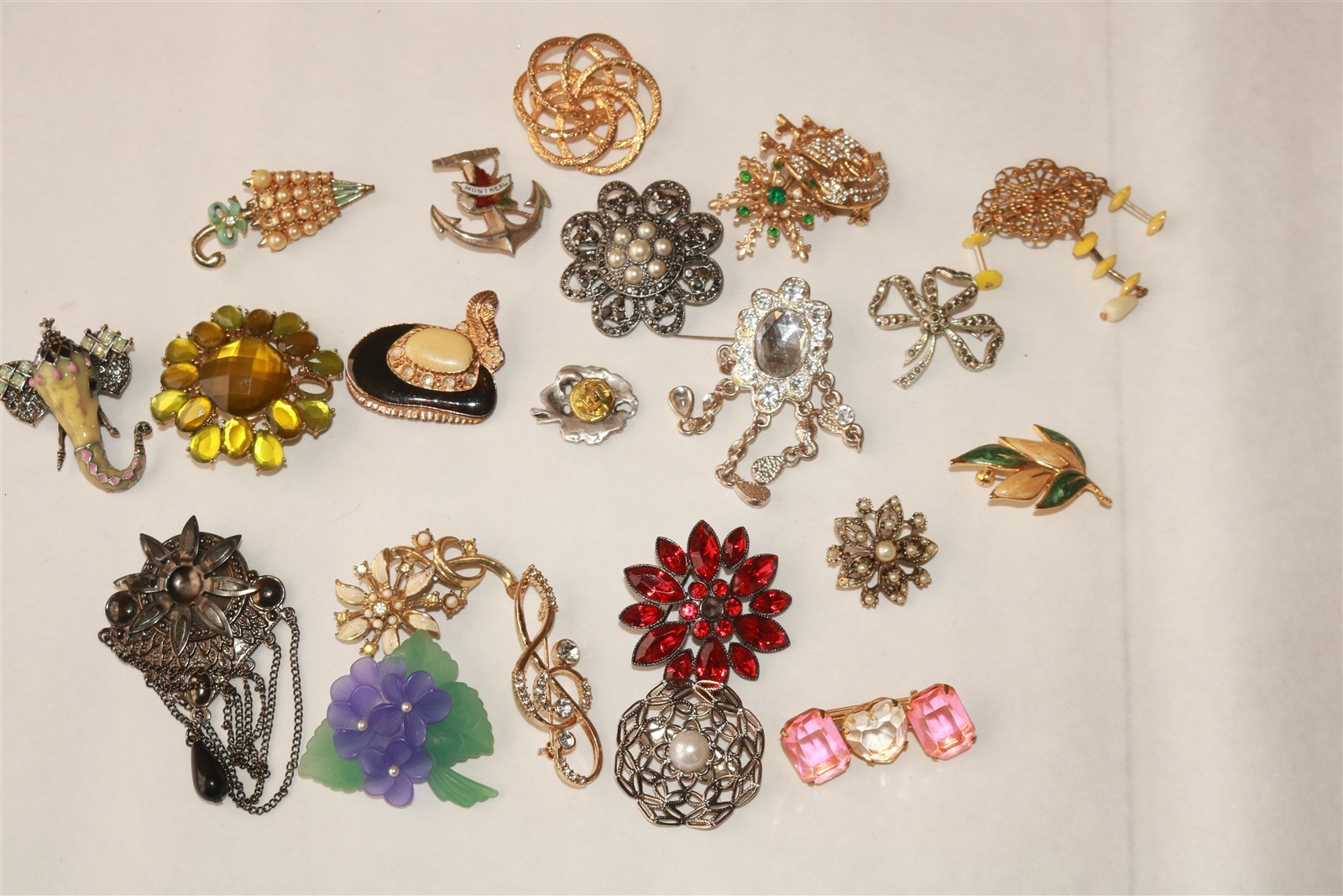 LOT OF 20 DIFFERENT VINTAGE TO MODERN BROOCHES PINS – Lot #9