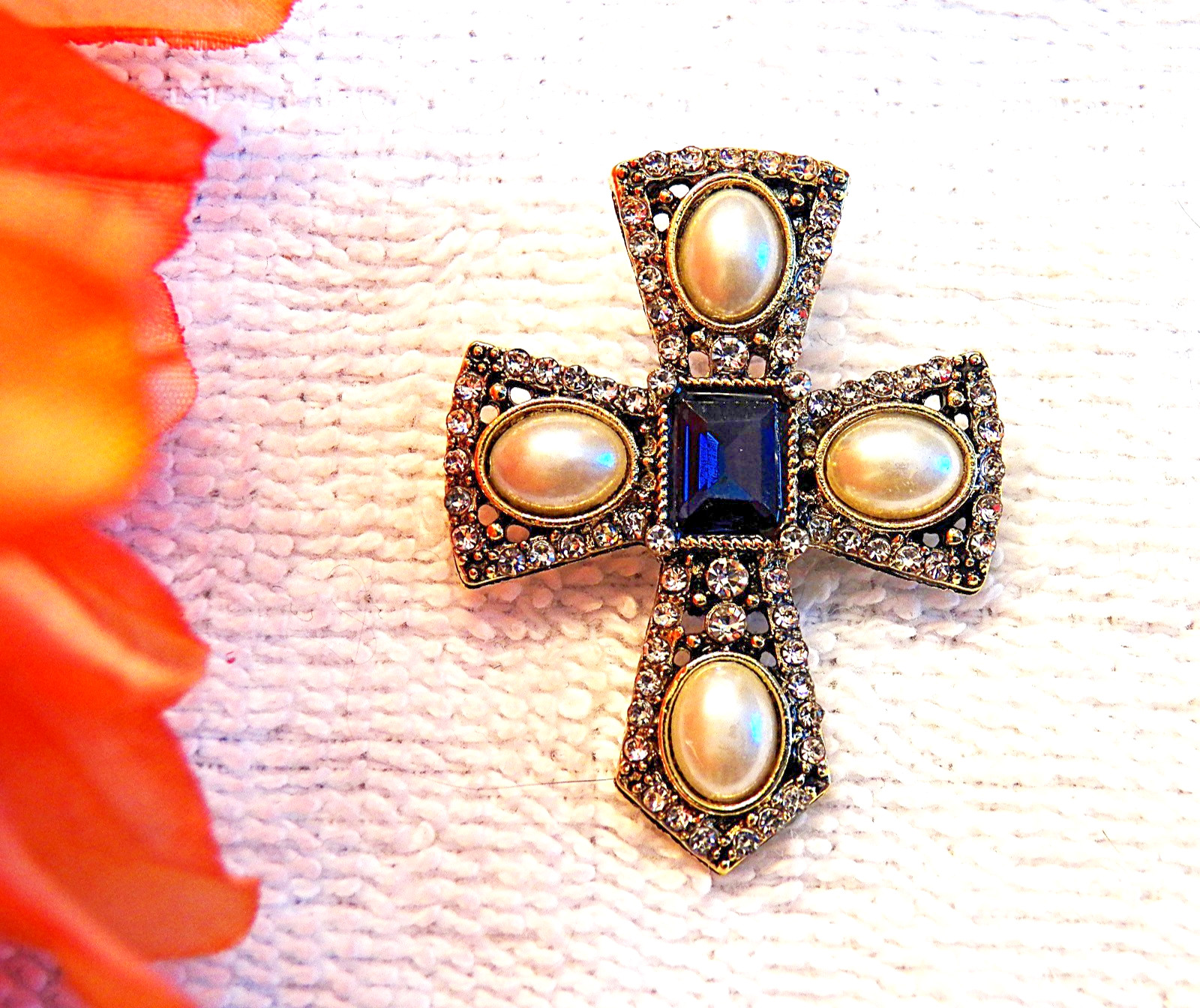 CLASSIC PIN BROOCH CROSS RELIGIOUS SYMBOL CHRISTIANITY RHINESTONES FAUX PEAR CH8