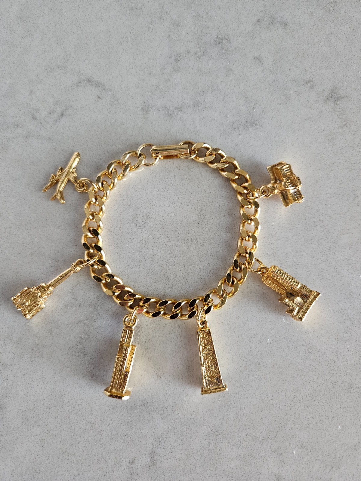 GOLD-TONE CHARM BRACELET WITH FAMOUS BUILDINGS IN CHICAGO CHARMS