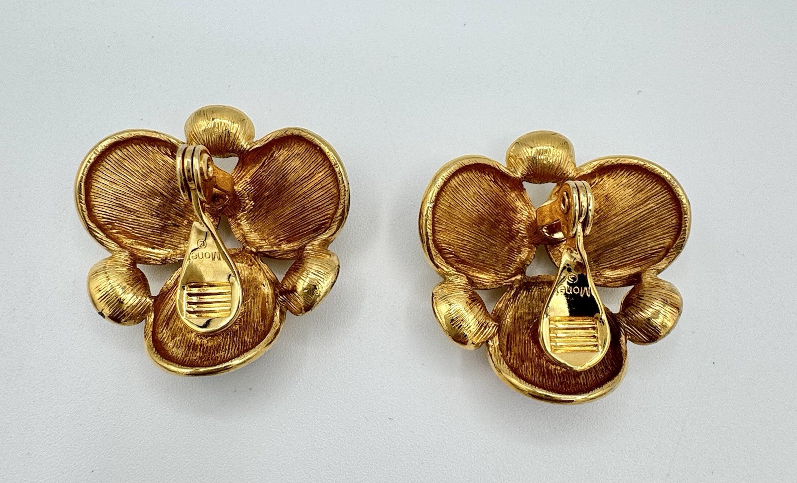 Gorgeous 1980s Monet Signed Gold Tone Gripoix-Style Glass Cabochon Clip Earrings