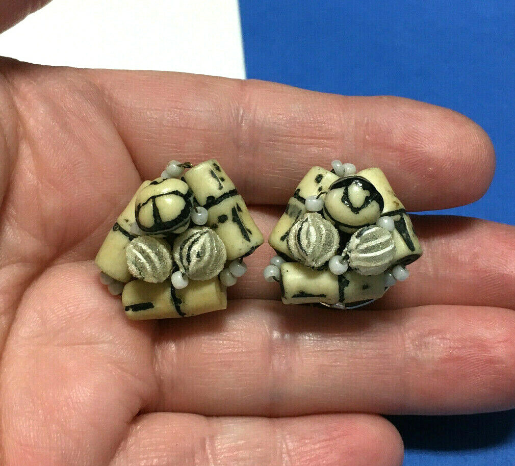 Vtg Japan Plastic Bamboo CLUSTER Clip EARRINGS Tan MID CENTURY Designer H263c